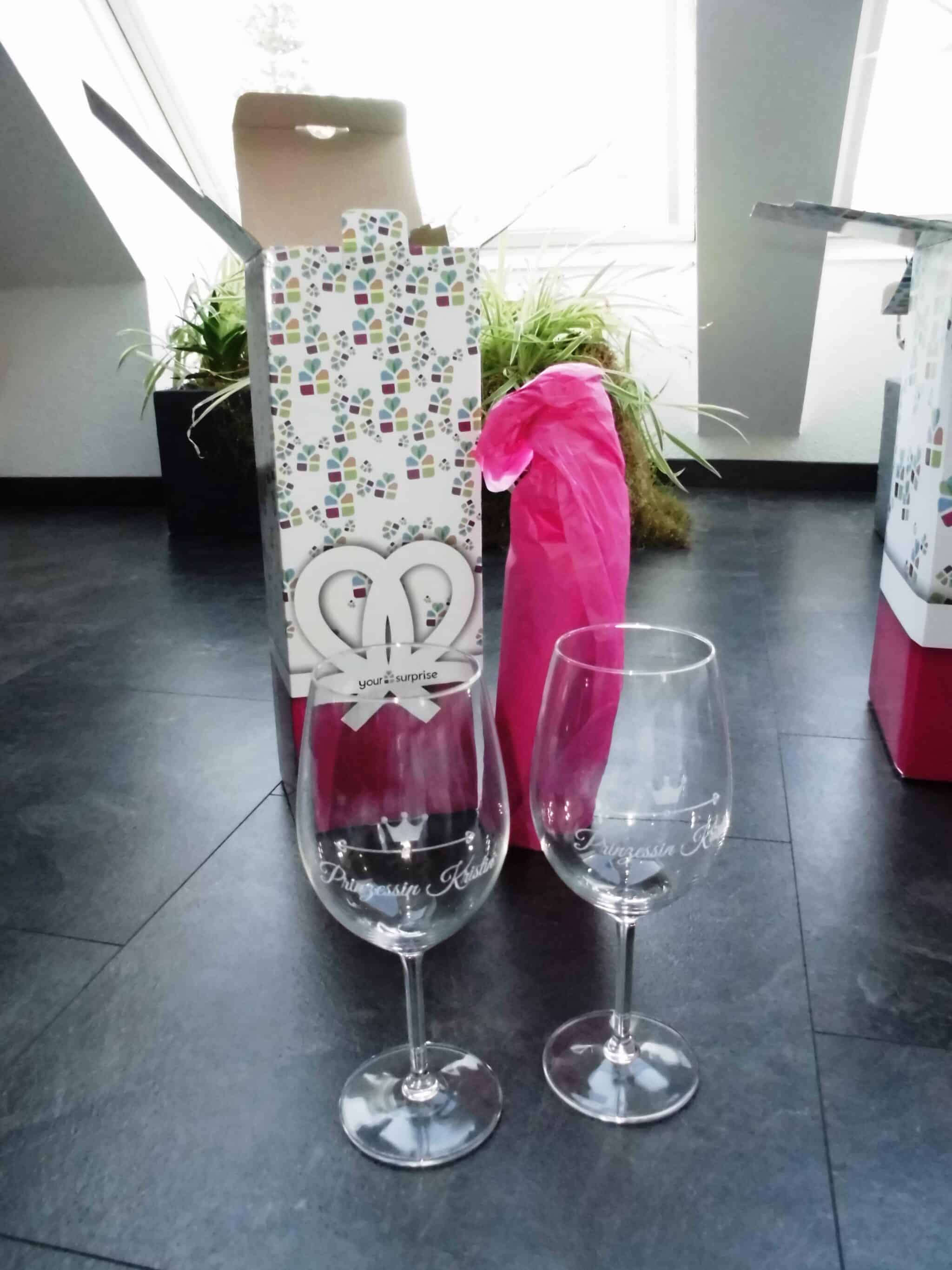 Geschenkset aus gravierten Weingläsern und personalisierter Weinflasche