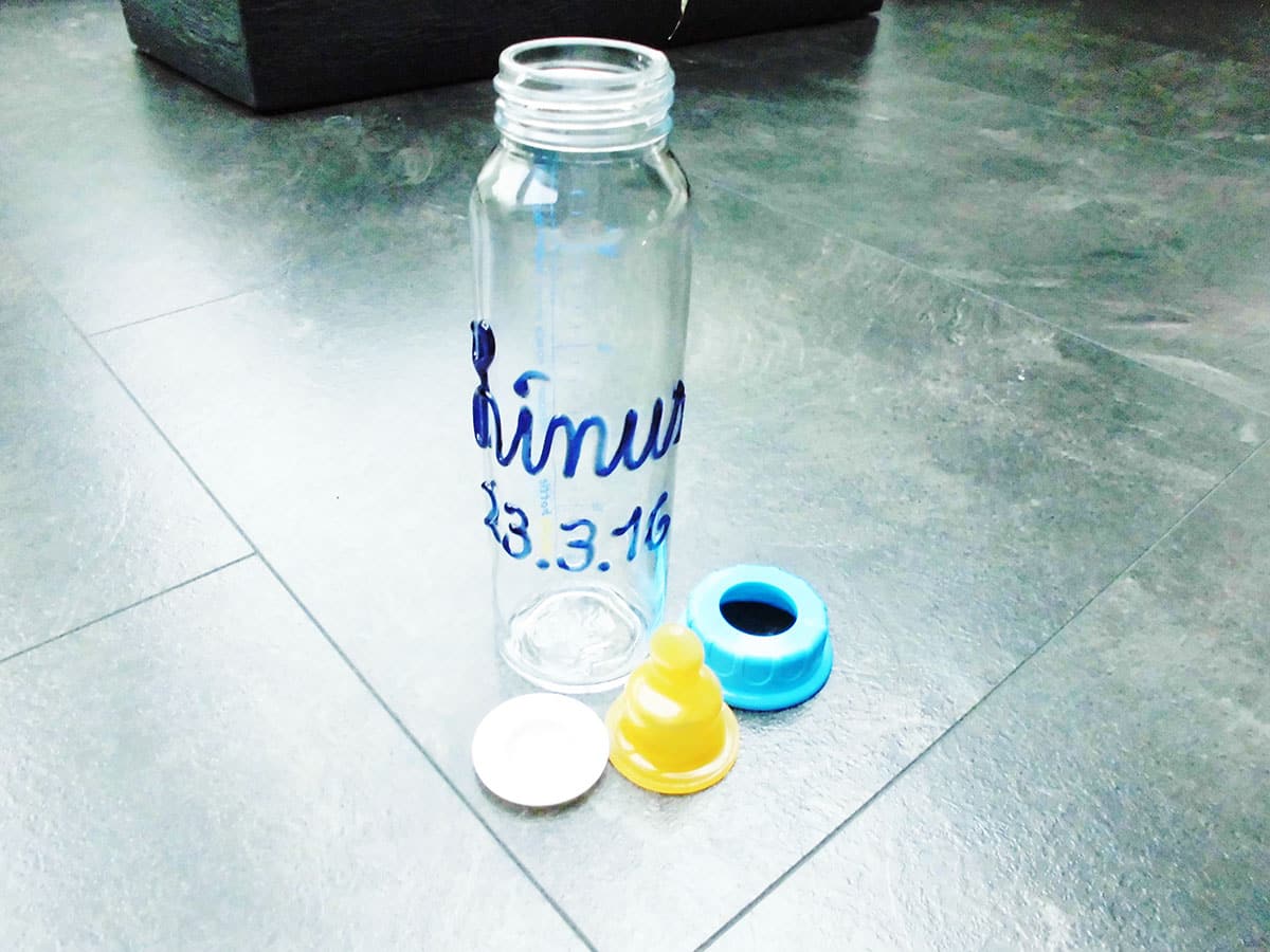 Babyflasche mit Namen und abnehmbaren Verschlussring, Nuckel und Verschlussplatte