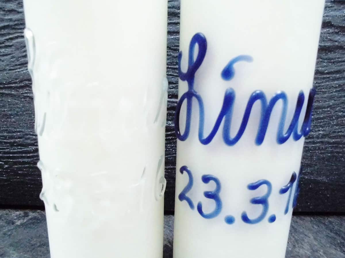 Babyflaschen mit Namen mit Milch gefüllt