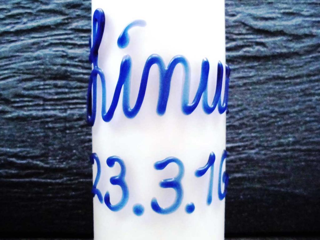 Meine Empfehlung: Babyflasche mit Namen mit blauer Glasschrift