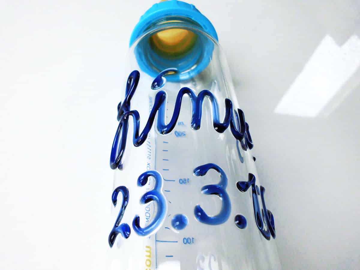 Eure Babyflasche mit Namen verfügt auf der Rückseite über eine Mess-Skala bis 250 ml