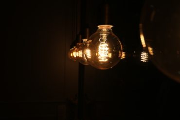 Lampe selbst gestalten aus Reagenzgläsern