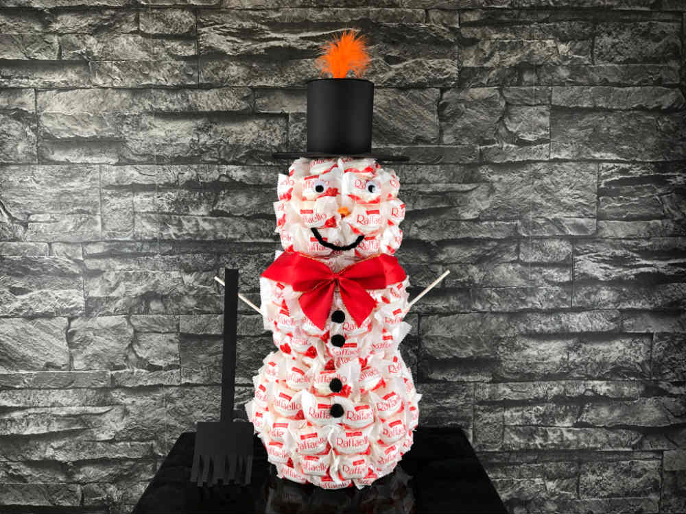 Der Raffaello Schneemann eignet sich perfekt als Weihnachtsgeschenk