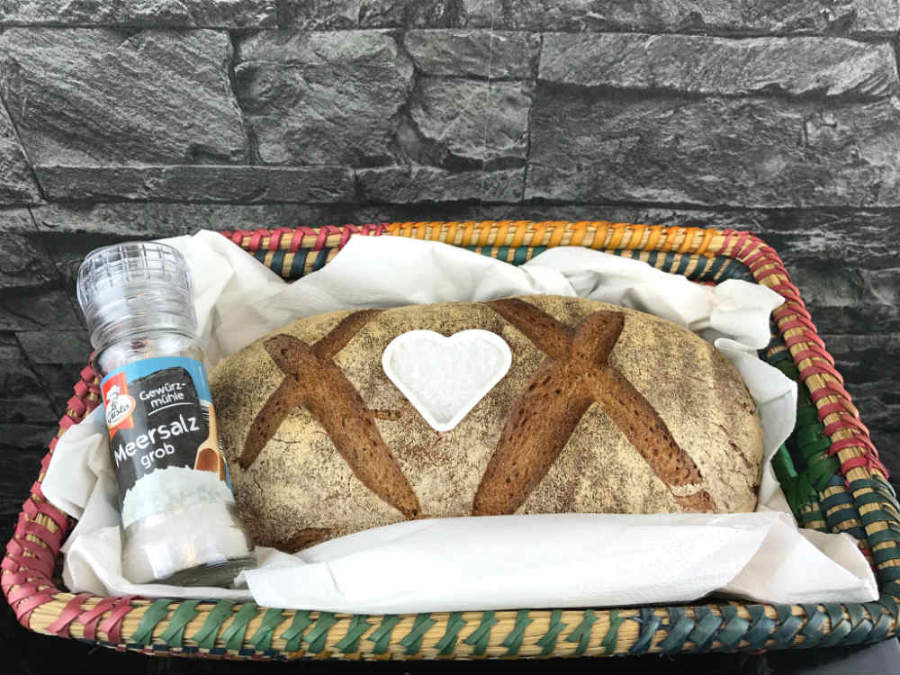 Brot und Salz kannst du in einen Korb legen