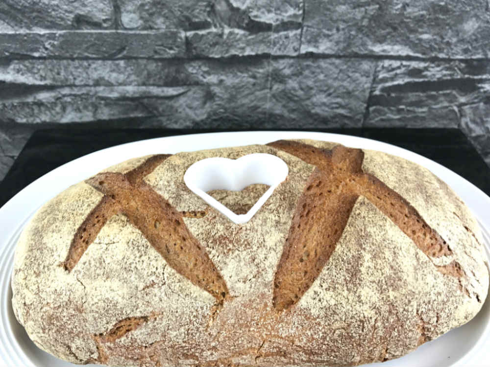 Das Brot in der Mitte der Ausstechform drückst du hinunter