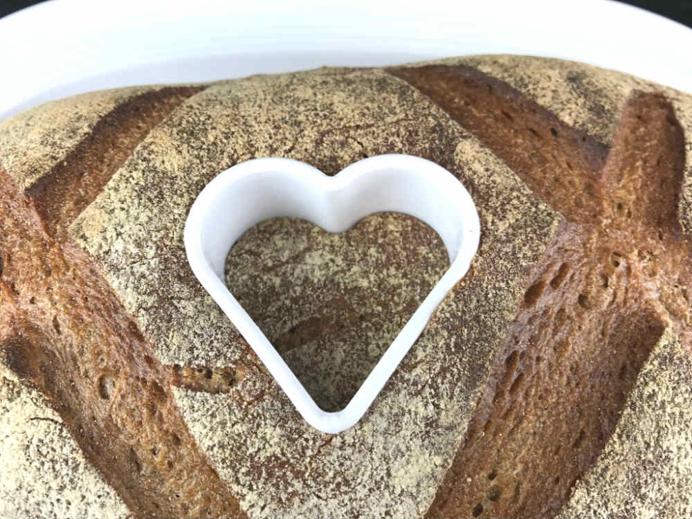 Drücke die Ausstechform in das Brot hinein