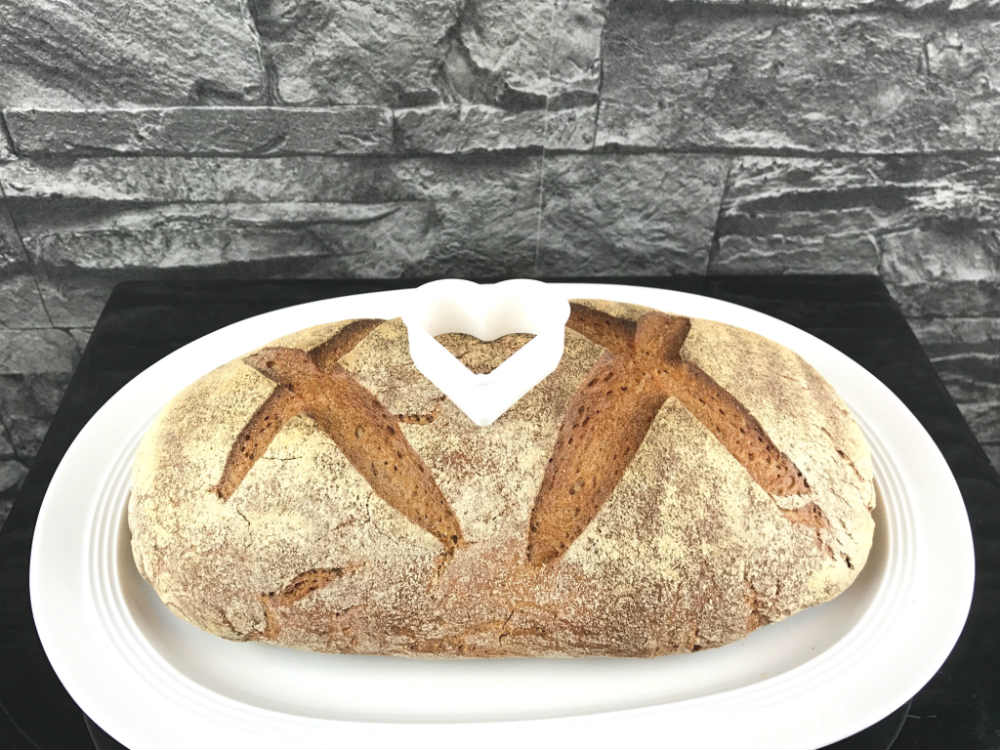 Lege das Brot auf einen Teller und platziere die Ausstechform in der Mitte des Brotes