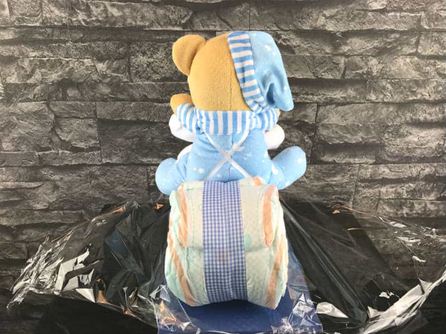 Der Teddybär ist stabil am Pampers Motorrad befestigt